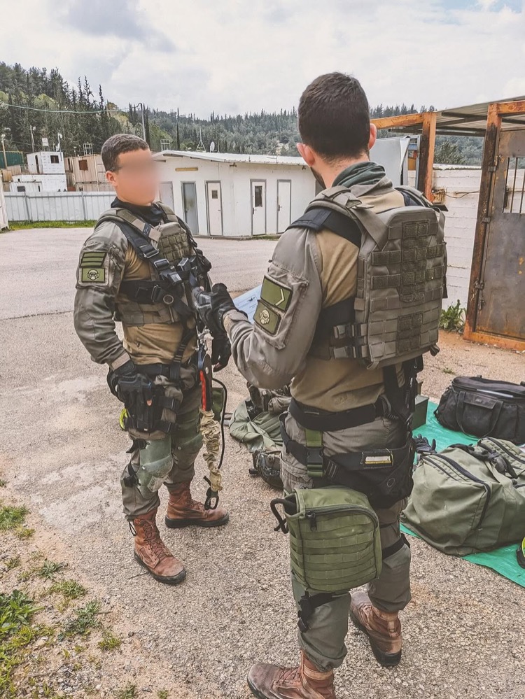 コンバットシャツとプレートキャリアの組み合わせ