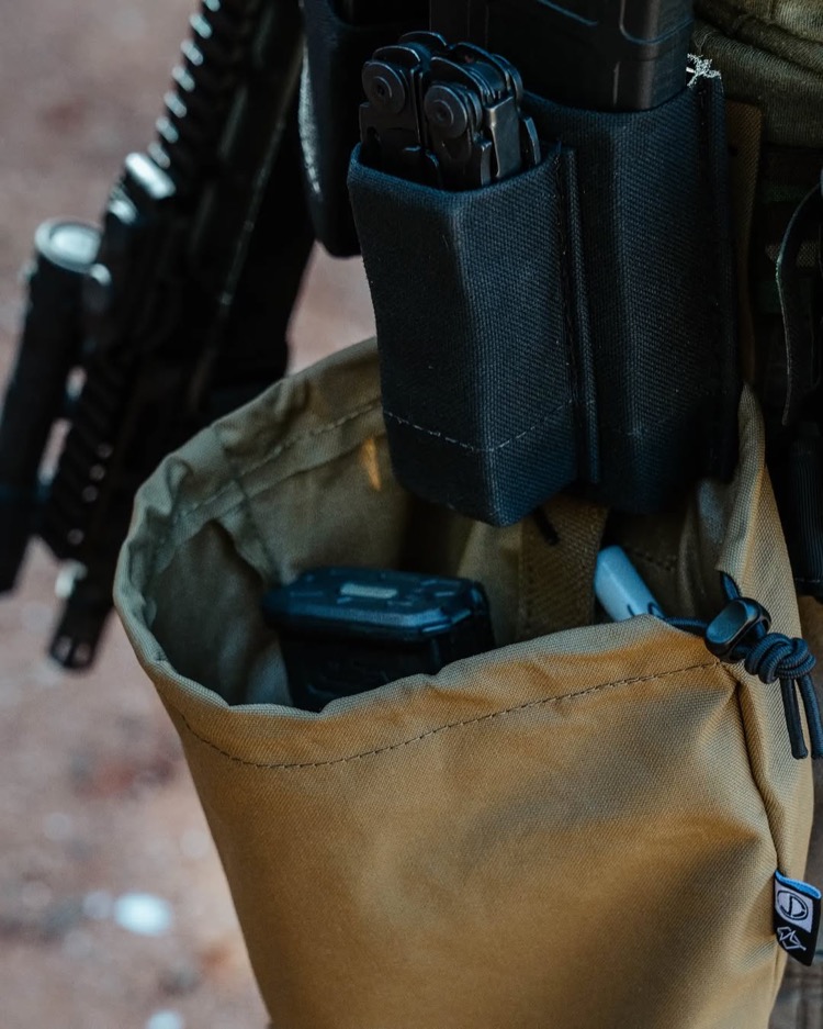 ダンプポーチにマガジンを収納