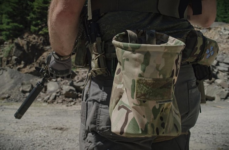 マルチカムダンプポーチのベルト装備