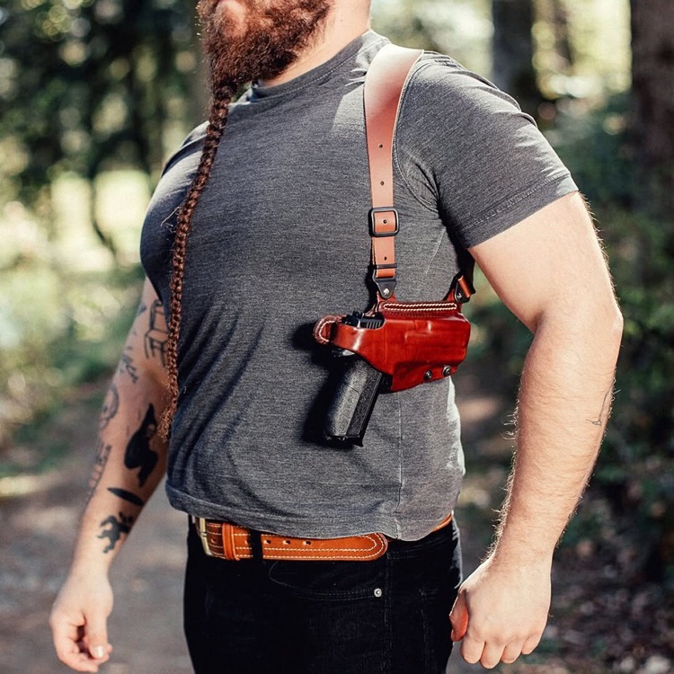 ショルダーホルスターとハンドガン