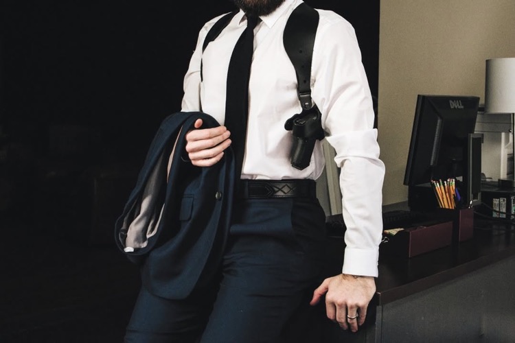 革製ショルダーホルスター×スーツ
