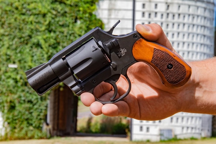 コンパクトリボルバーを手に持つ