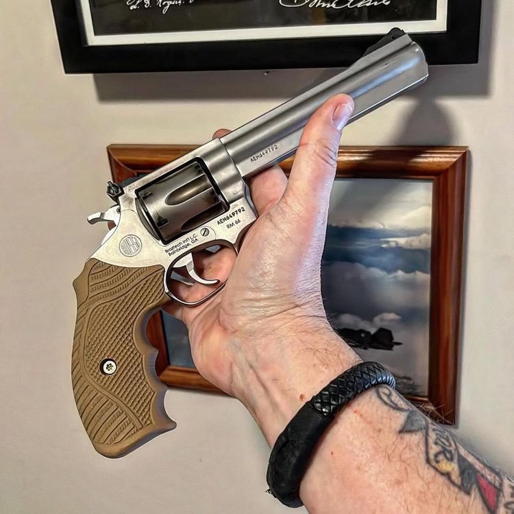 リボルバーを手に持つ