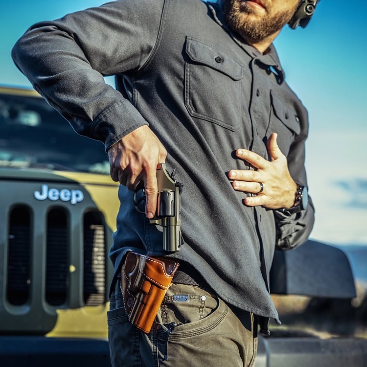 ホルスターからリボルバーをドロー