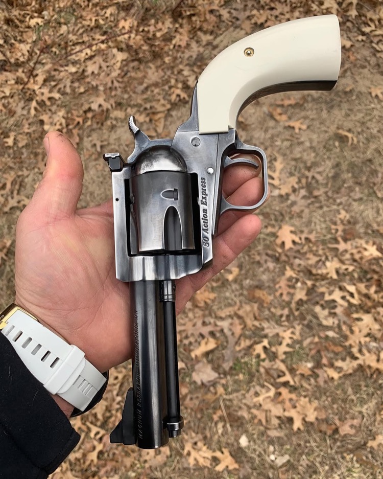 SAAリボルバーのシリンダーを開いた状態