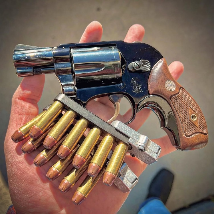 スナブノーズリボルバーとスピードローダー
