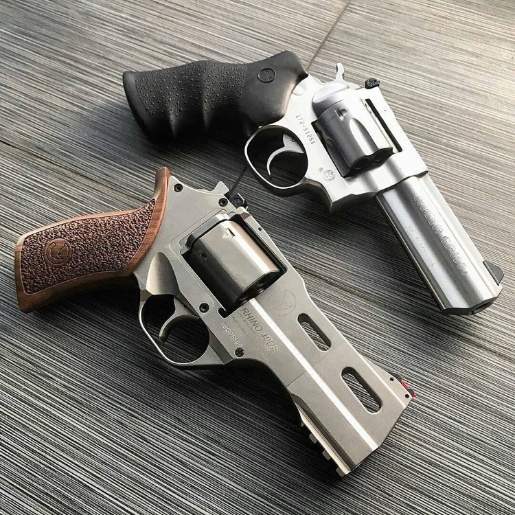 2丁のリボルバーを並べた比較