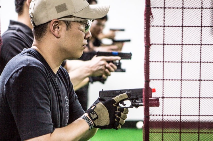 フルフィンガーグローブでピストル射撃