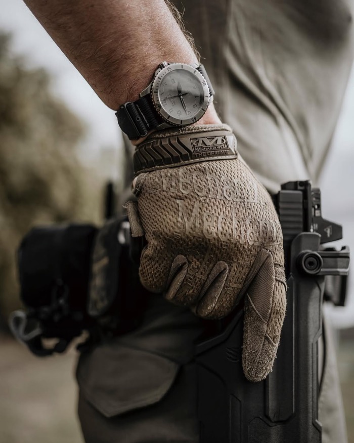 Mechanixグローブのグリップ操作