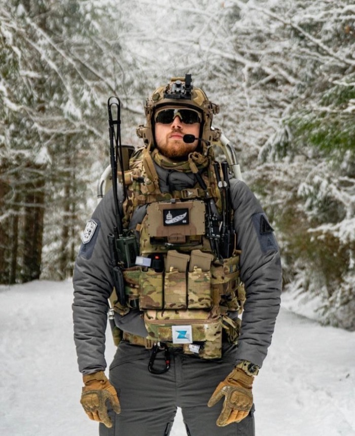 冬用タクティカルグローブ着用