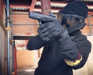 管理人のGlock 18Cをサバゲー中に構えている