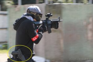 管理人のハンドガンをホルスター携行してサバゲー中