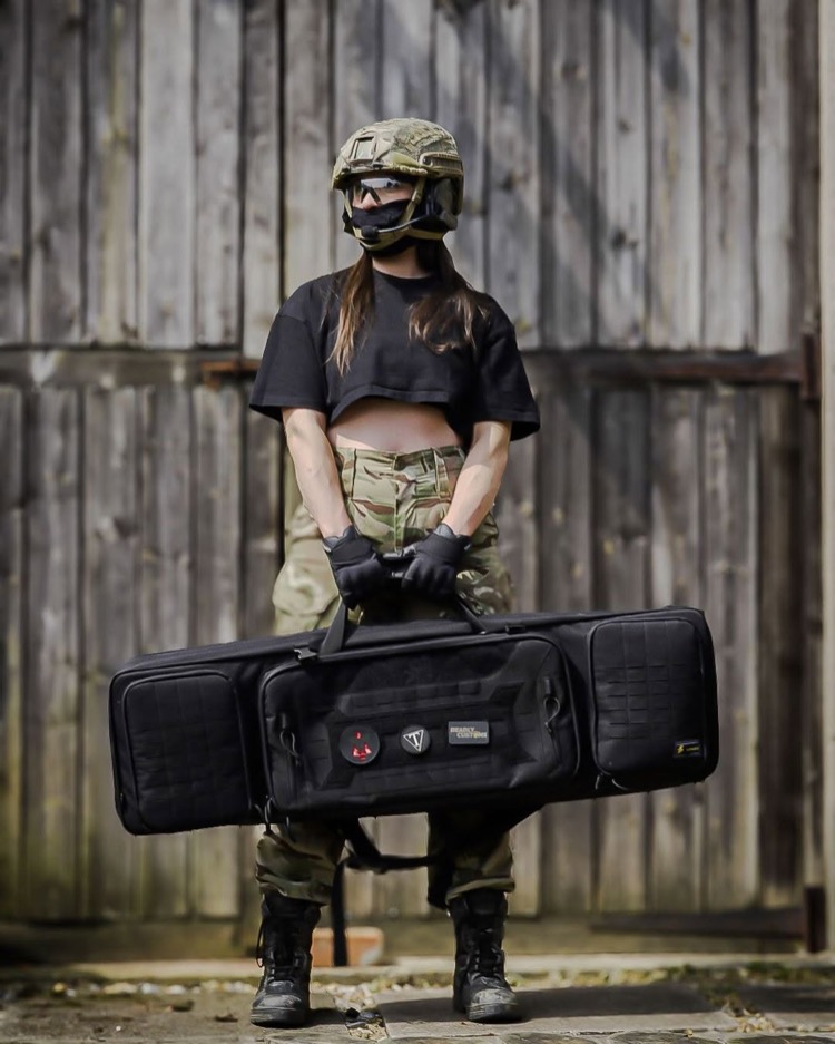 ソフトガンケースを持つサバゲーマー