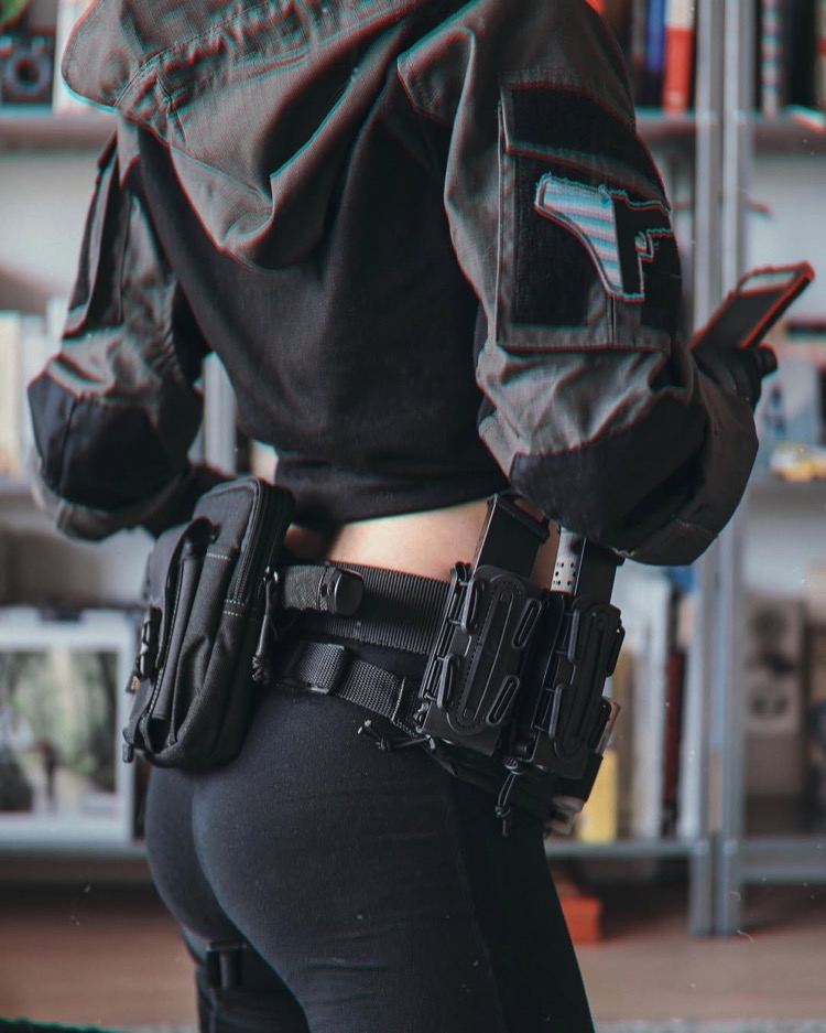 ベルトにマガジンポーチを装着したスタイル