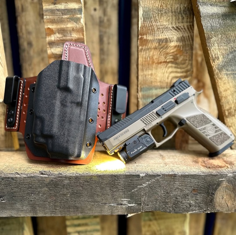 ハンドガンにライトを装着してホルスターに収納