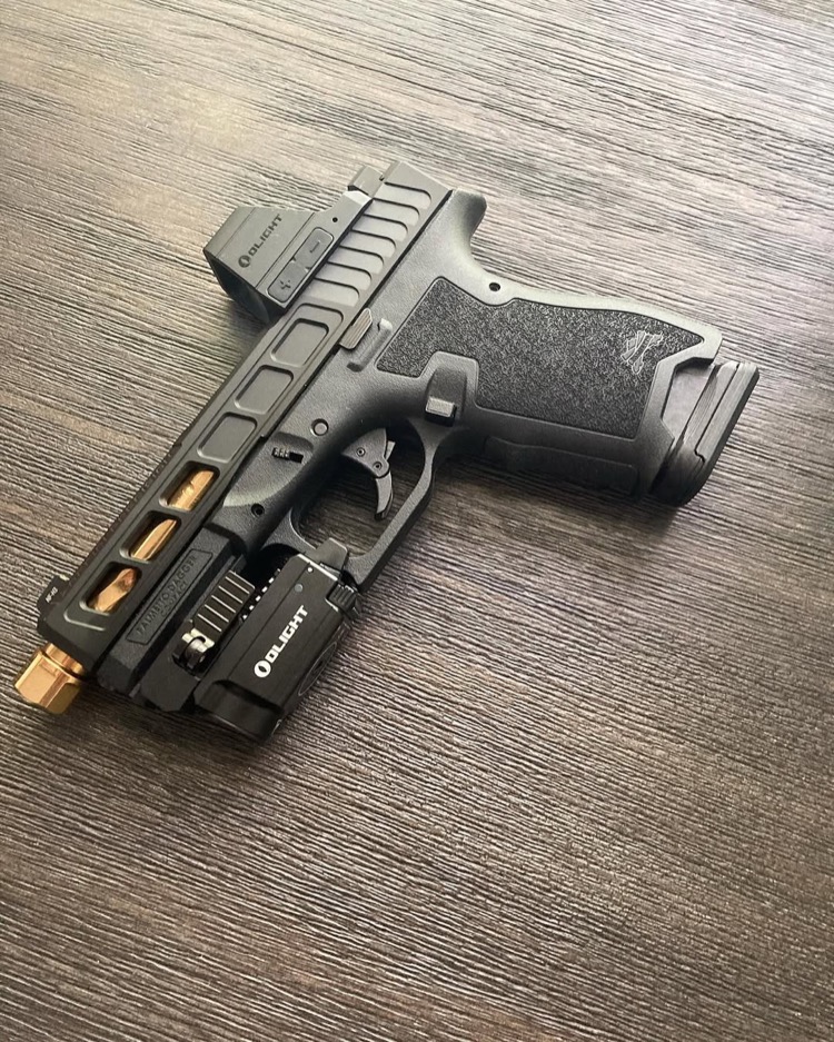 ハンドガンにOLIGHT製ウェポンライトを装着