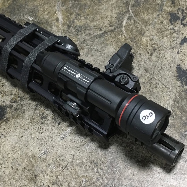 ライフルにCrimsonTrace製タクティカルライトを装着