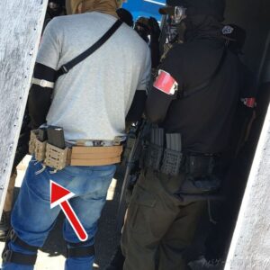 ベルトにマガジンポーチを装着した管理人