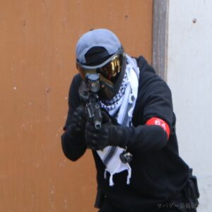 ダイマスクとベージュのシュマグを装着した管理人