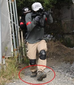 タクティカルブーツを履いた管理人（サバゲー中）