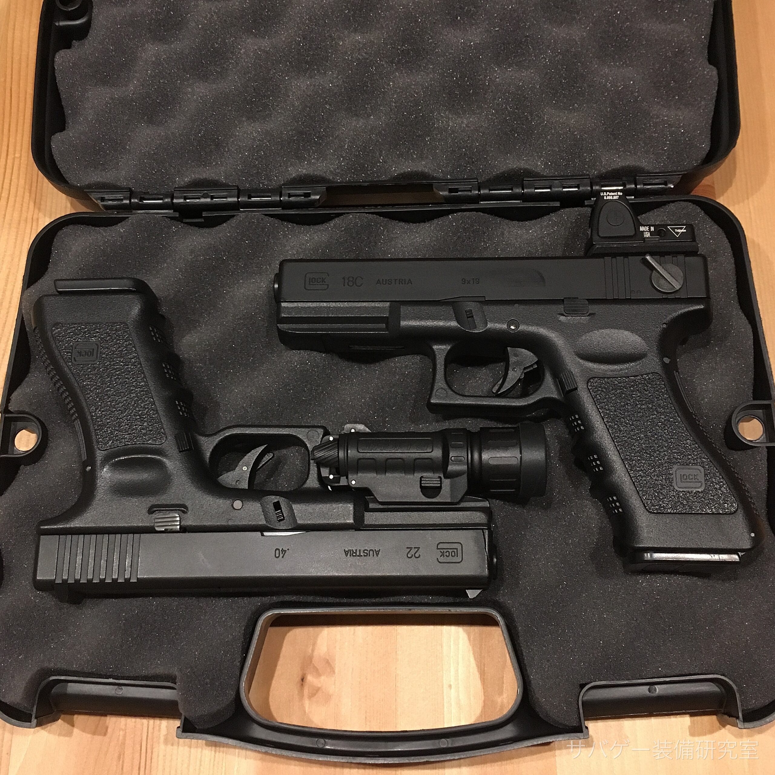 ウレタンスポンジをカッターで銃の形に切り抜く自作ガンケース