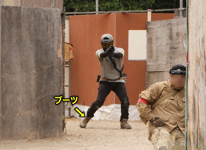 管理人の黒装備のブーツを矢印で示す
