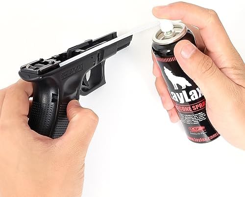 シリコンスプレーでスライドに注油する様子
