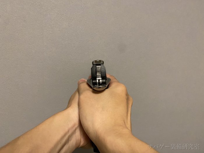 デュアルステンレスを構えた状態（後方から）