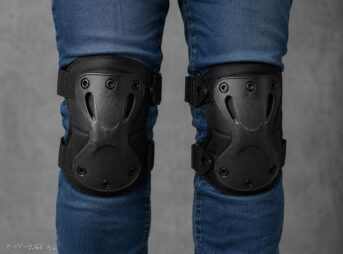 黒いハードシェルタイプのサバゲー用ニーパッドを両膝に装着した様子