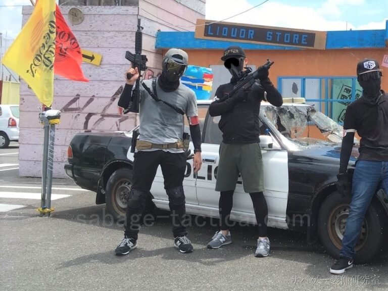 サバゲーフィールドで装備を整えたプレイヤーたち