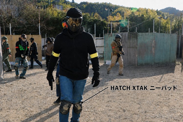 HATCH XTAKニーパッドを装着してサバゲーフィールドを進む管理人