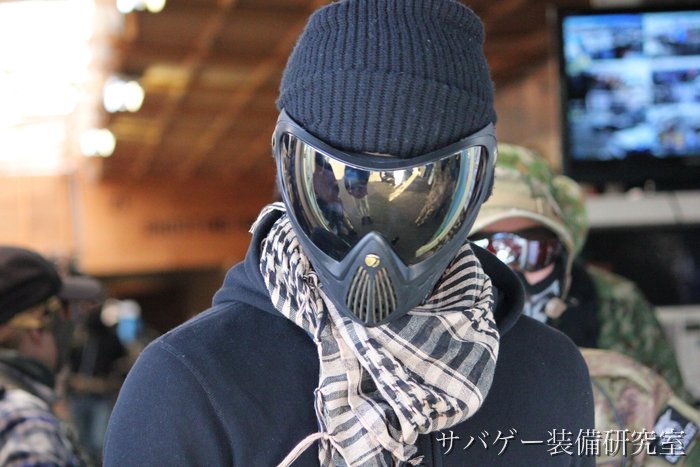 フルフェイスマスクとニット帽を合わせた顔まわりの装備例