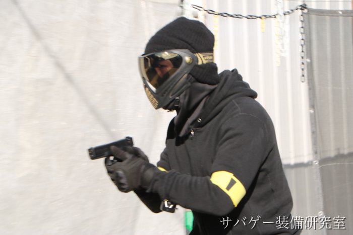 黒パーカーとマスクで固めたストリート系サバゲー装備のプレイヤー