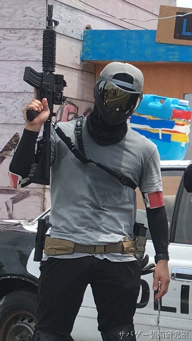 グレーTシャツと黒パンツにチェストリグを合わせたPMC風スタイル