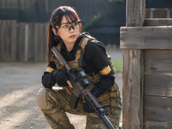 バリケードに身を隠すサバゲー女子