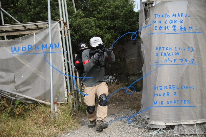 迷彩の軍モノ系装備でサバゲーをするプレイヤー
