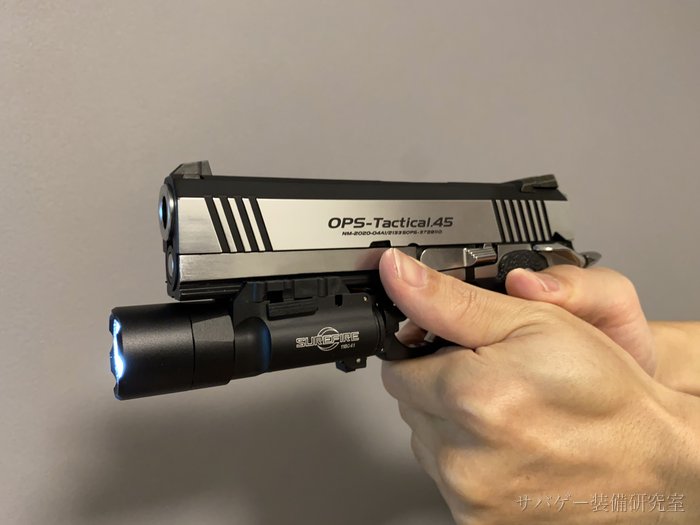 X300レプリカを点灯させて構えた状態