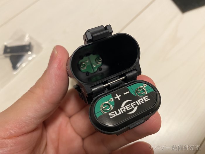 X300レプリカの電池ボックスのフタ内側(SUREFIREプリント)