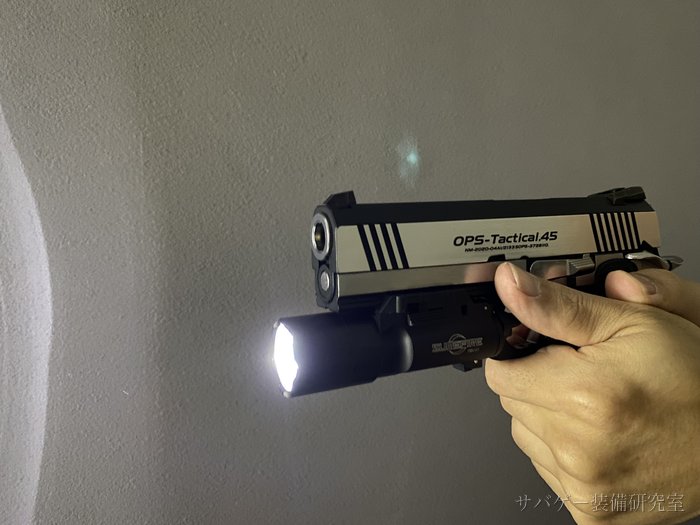 X300レプリカを点灯させて構えた照射ショット
