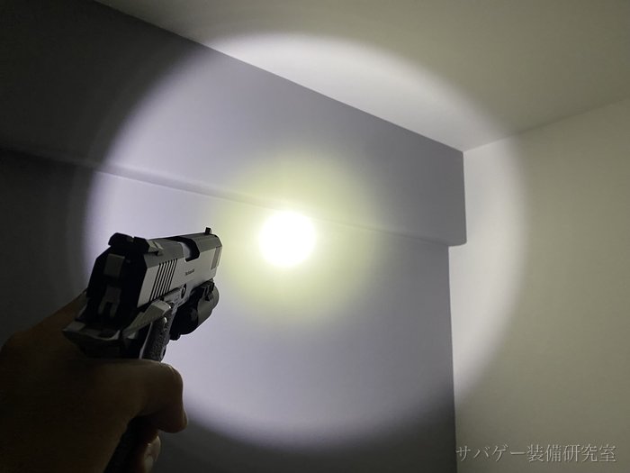 X300レプリカで暗い部屋を照射した状態