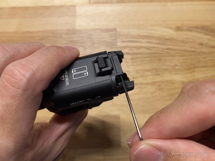 X300レプリカの固定ピンを付属のL型六角レンチで押し出す
