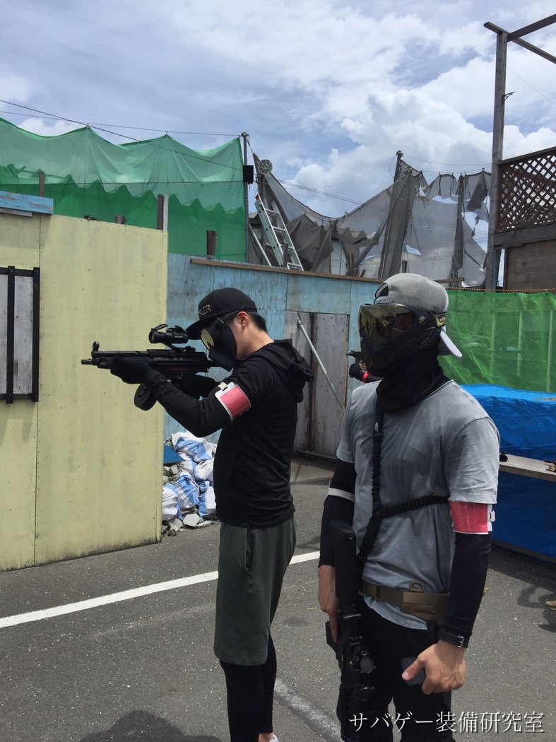 市街地フィールドでエアガンを構えるプレイヤー