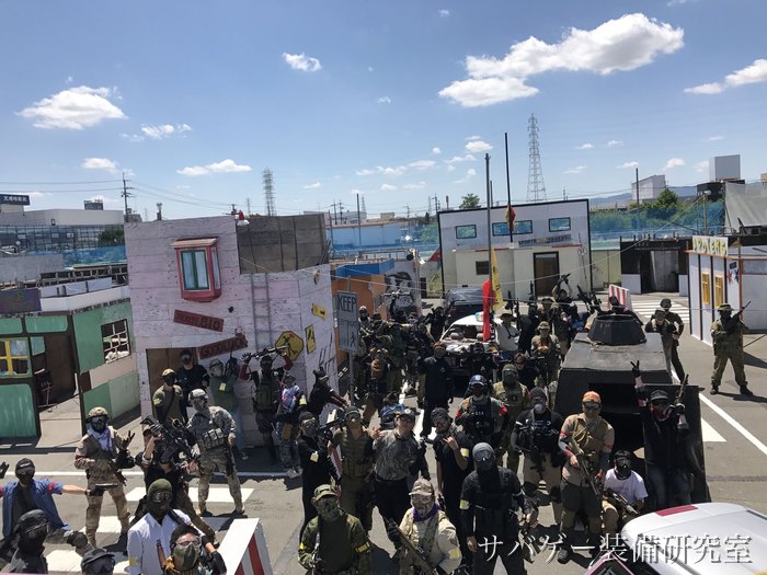 市街地フィールドに集まった大勢のサバゲープレイヤー