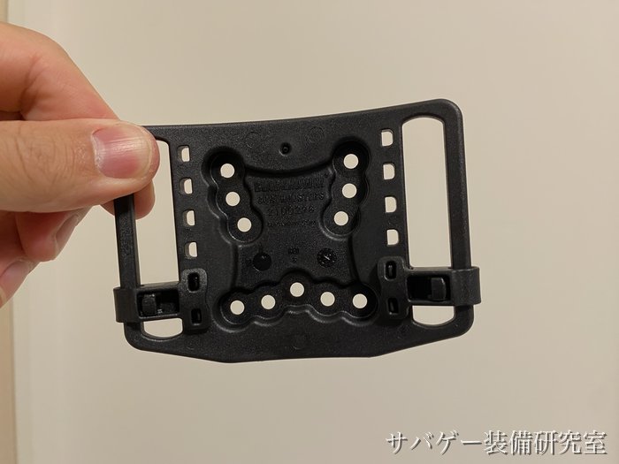 ベルトループのツメを2本とも留めた状態