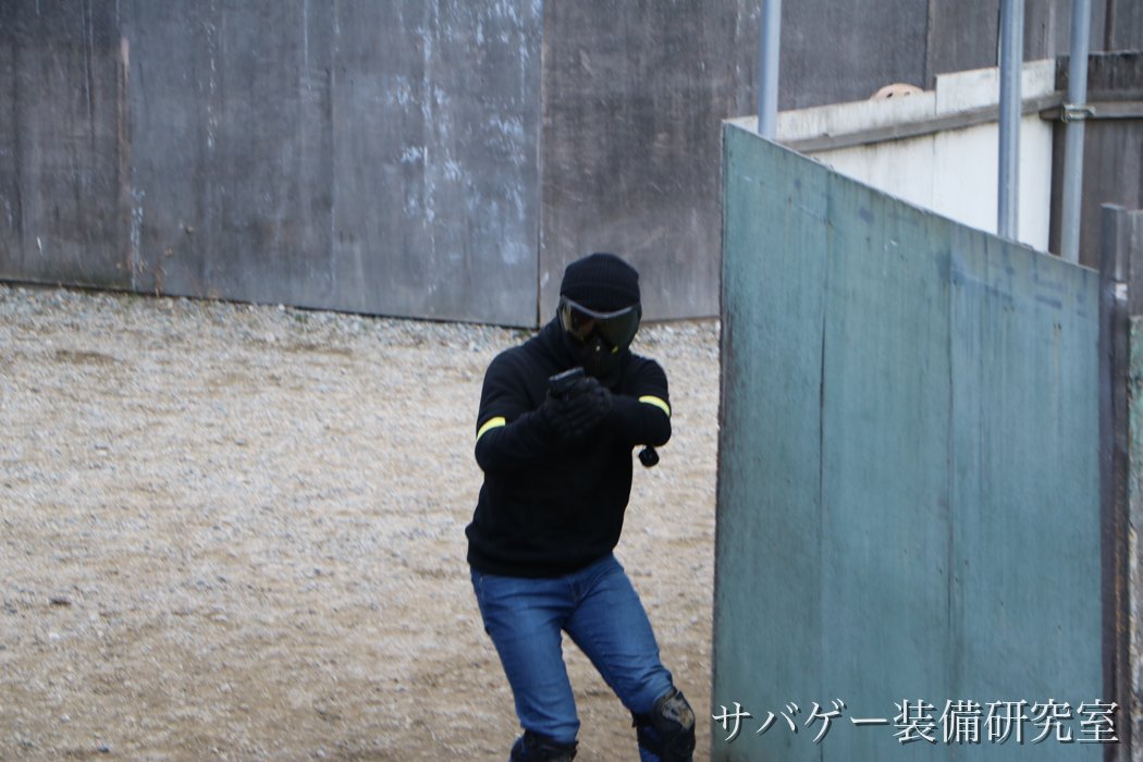 私服の軽装（パーカーとジーンズ）でサバゲー中の管理人