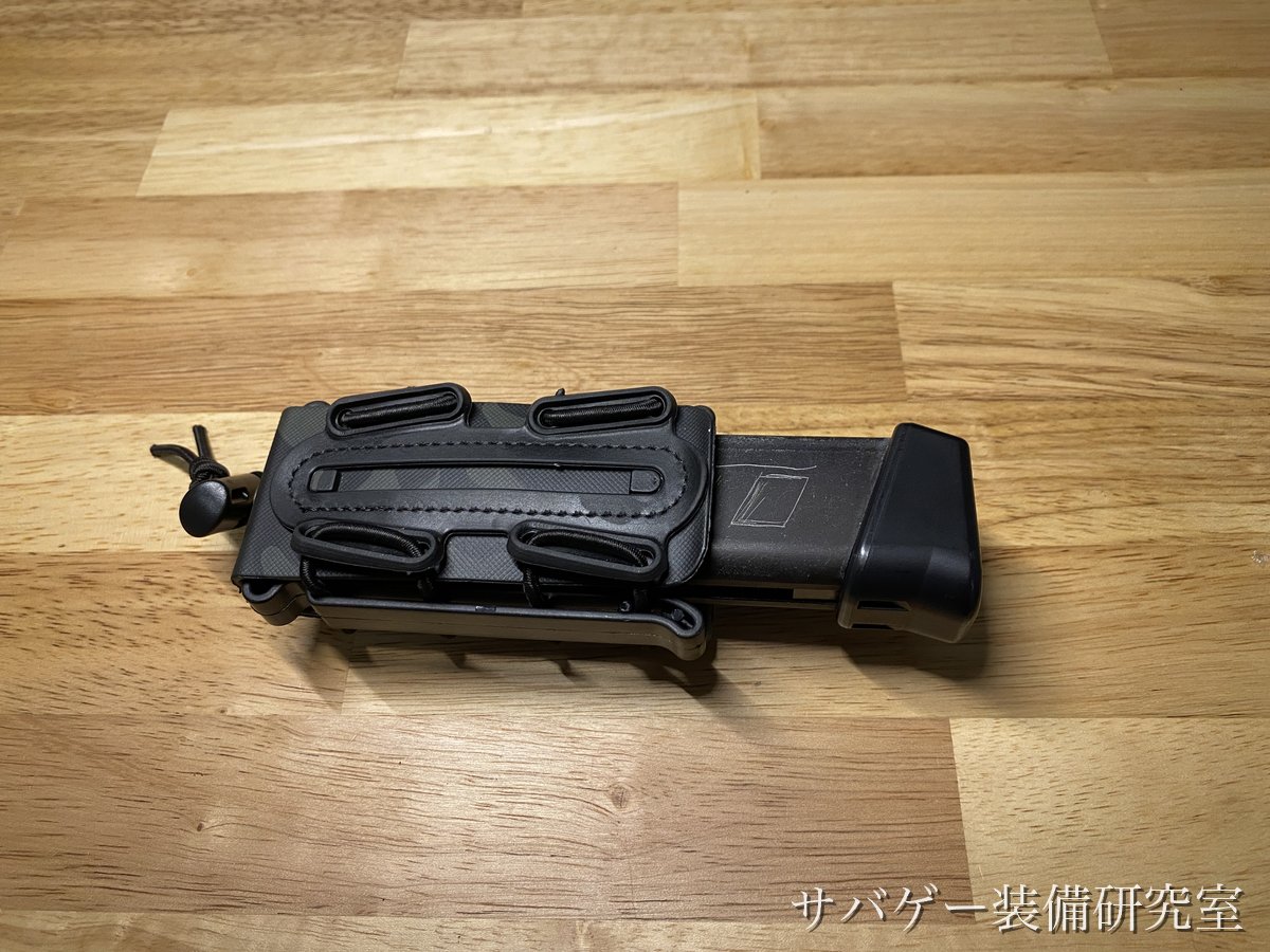 TAILOR JAPAN ハンドガンマガジンポーチにマガジンを差した状態