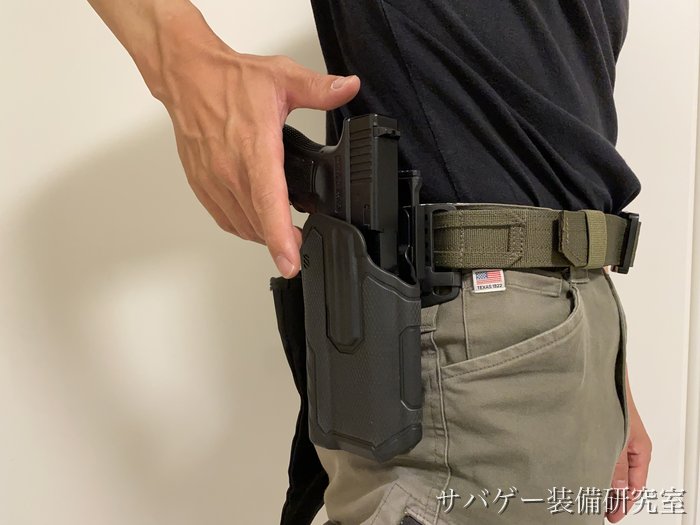 実物Omnivore X300版に格納したハンドガンのグリップを握ったところ