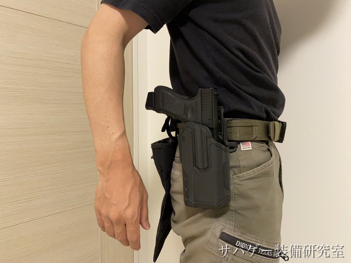 実物Omnivoreを腰に装着して立った状態の側面