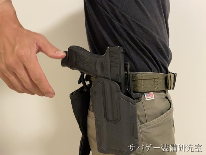 実物Omnivoreに格納したハンドガンのグリップに手を掛けたところ