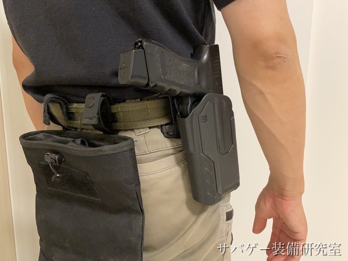 グロックを格納した実物Omnivoreとダンプポーチの側面